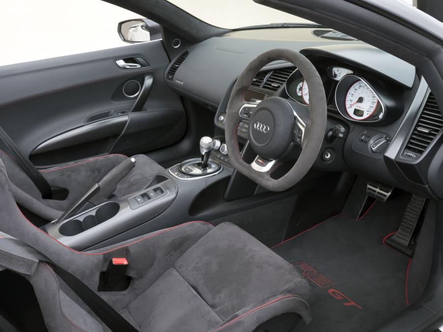 Интерьер Audi R8 GT Spyder 2011 года  (UK) (фото 5 из 21)